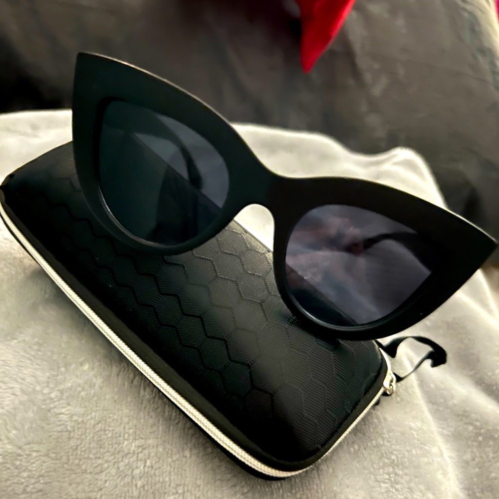 NWT Vintyle Audrey Black Cat Eye Sunglasses